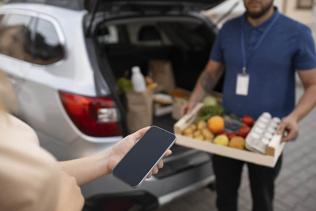 Kurrier liefert Einkäufe ab
